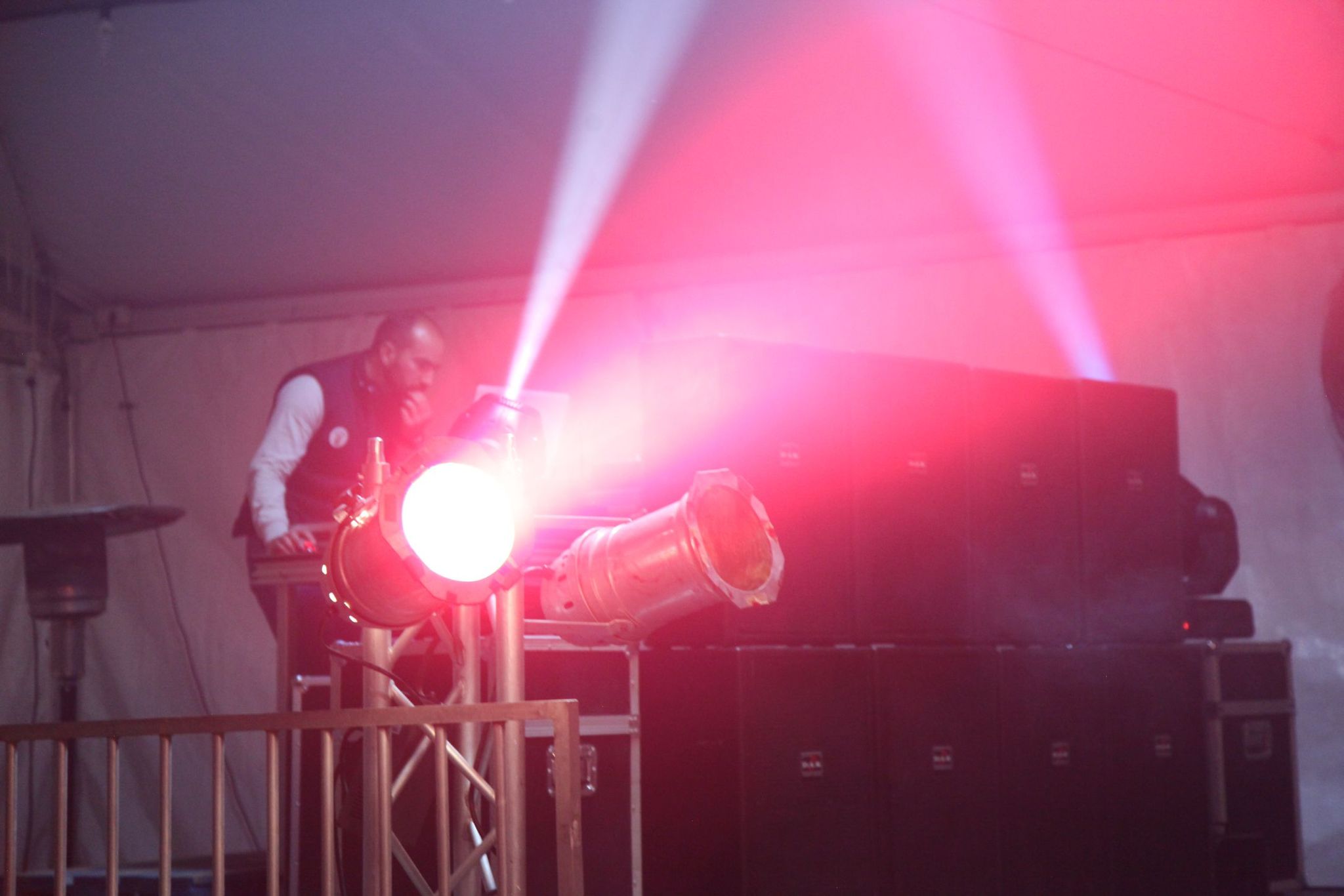 Iluminación profesional con haces de luz y moving heads