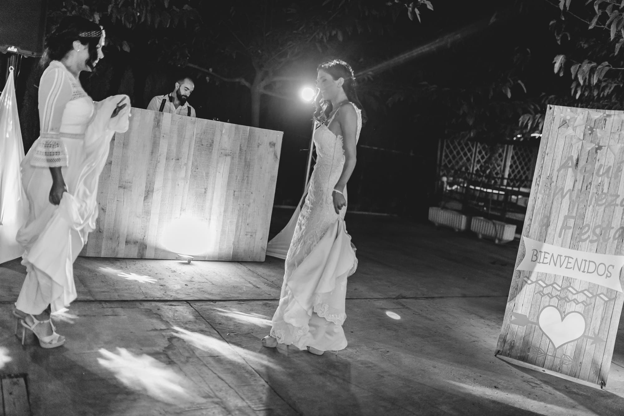 Entrada de boda con DJ en blanco y negro