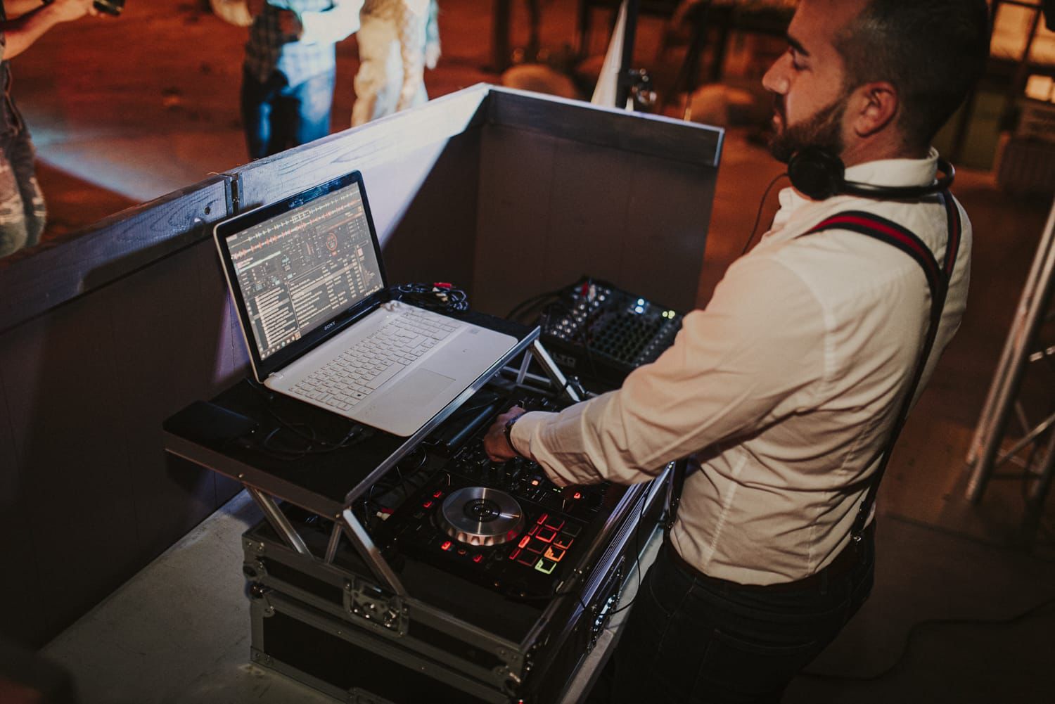 DJ mezclando en directo