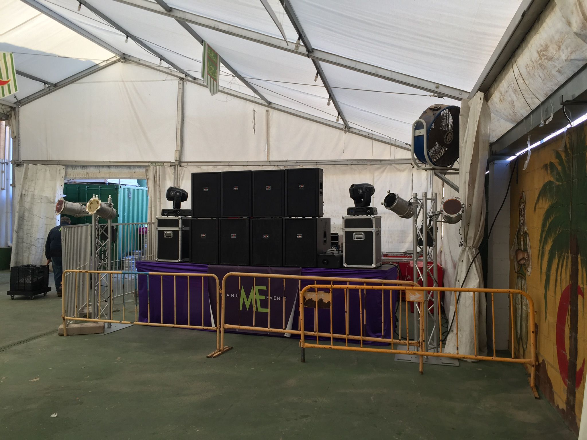 Escenario de festival con sistema de sonido Manu Events