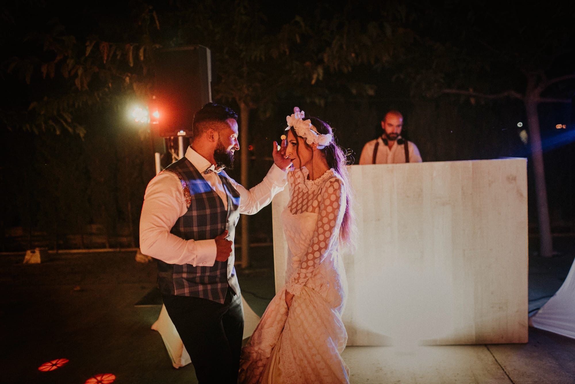 Primer baile de boda con DJ al fondo
